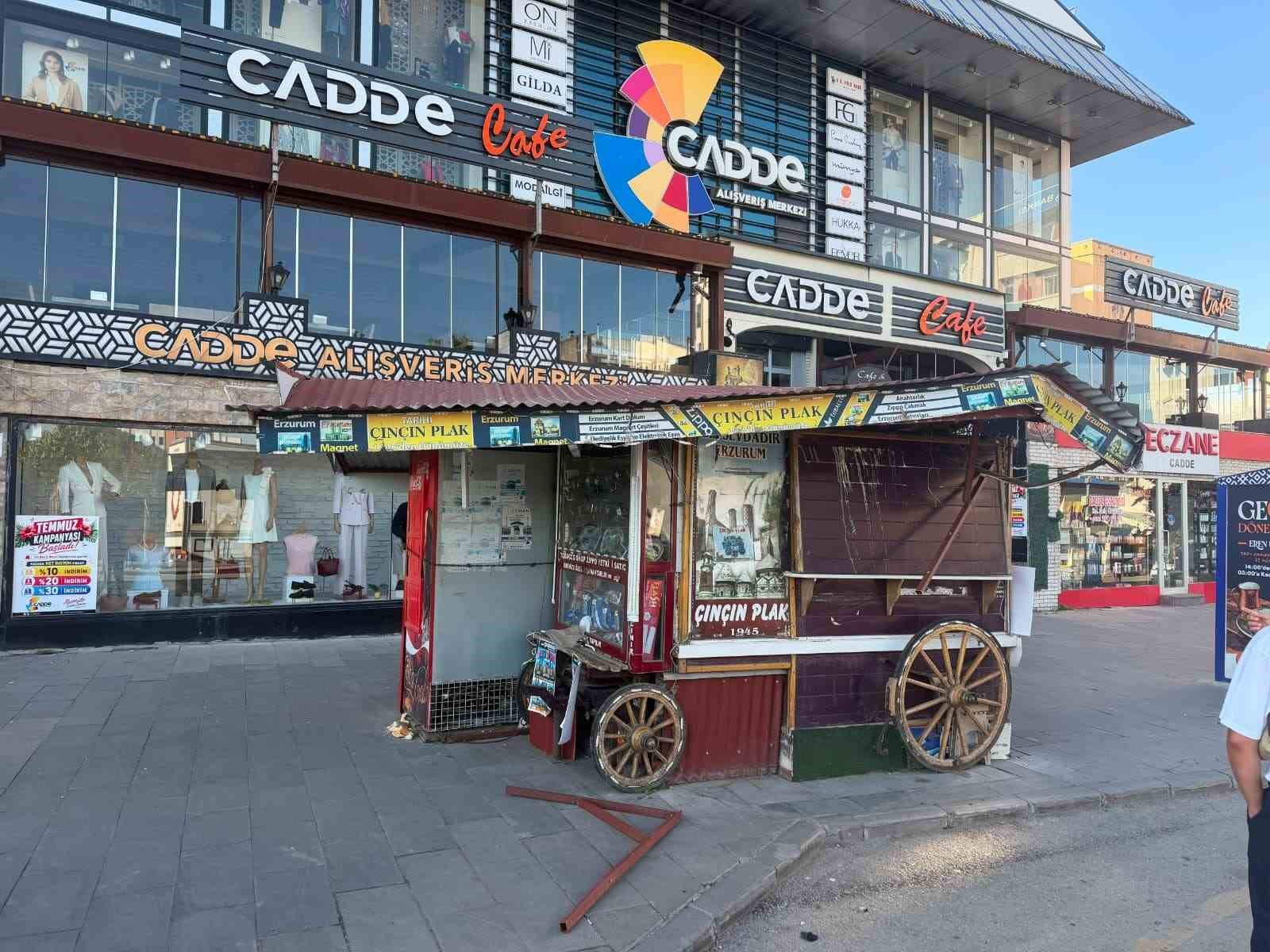 Tarihi b&uuml;fe otob&uuml;s &ccedil;arpmasıyla hasar g&ouml;rd&uuml;
