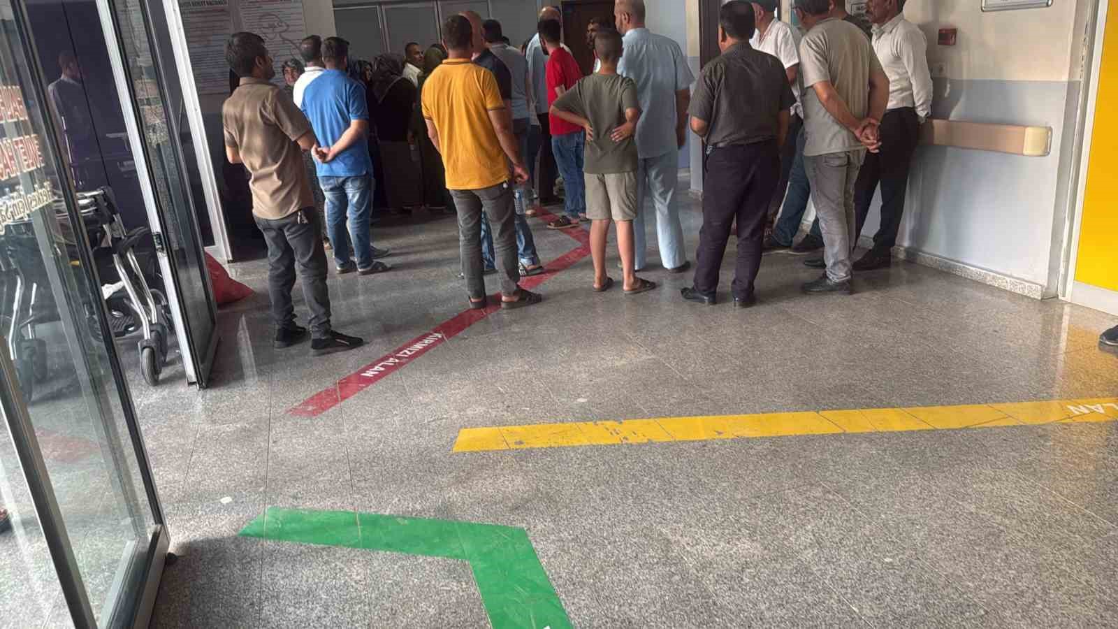 Dernek başkanı düğünde silah sıkmak isterken 2 kişiyi yaraladı