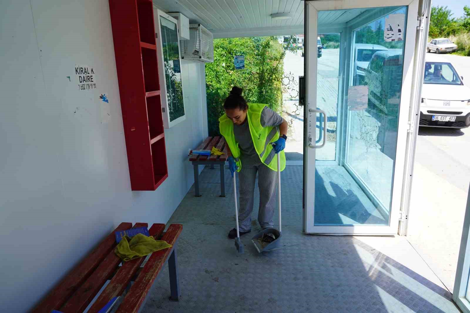 Duraklarda temizlik ve yıkama çalışması yapıldı