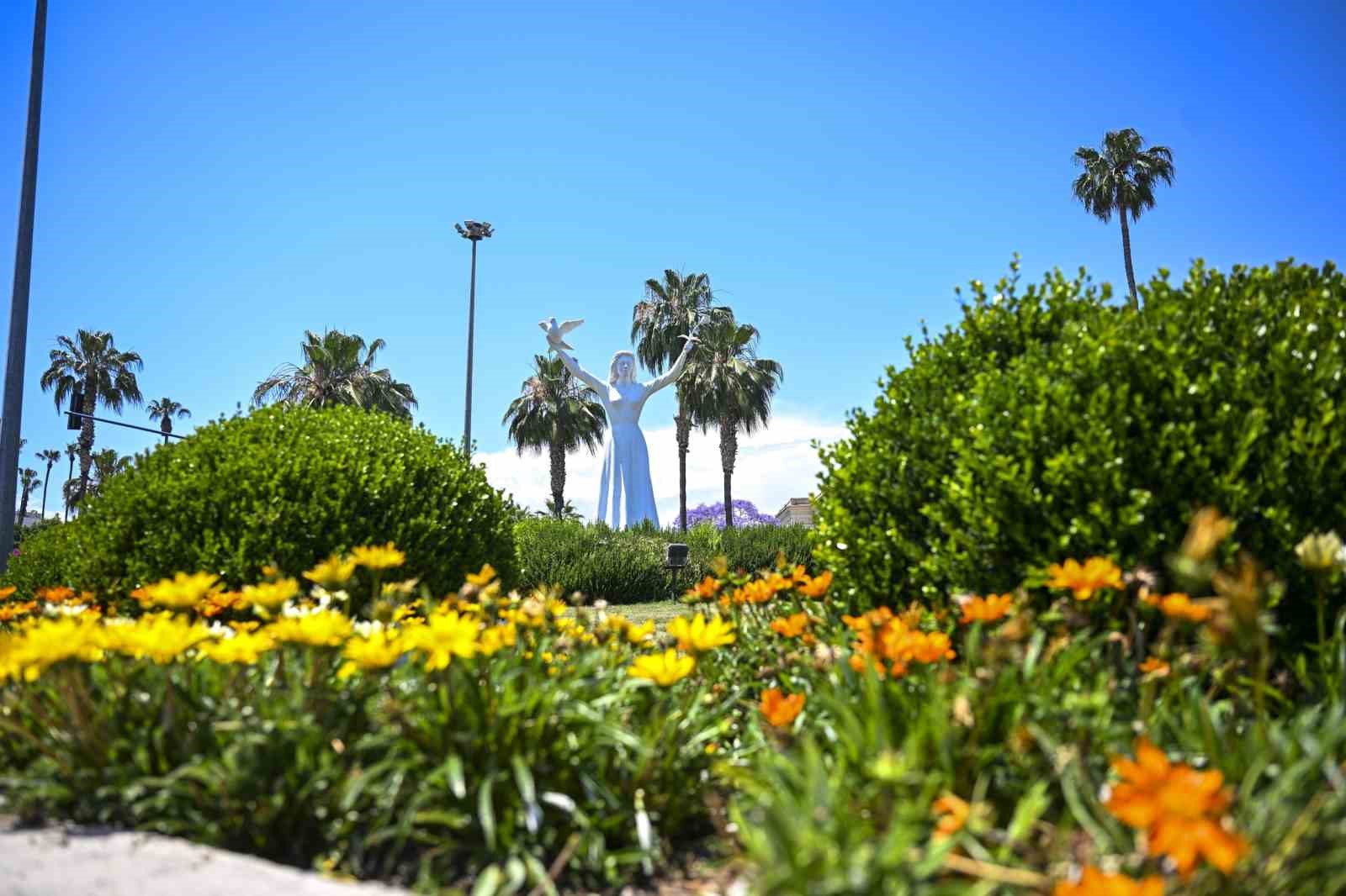Mersin’i yaz çiçekleri süslüyor
