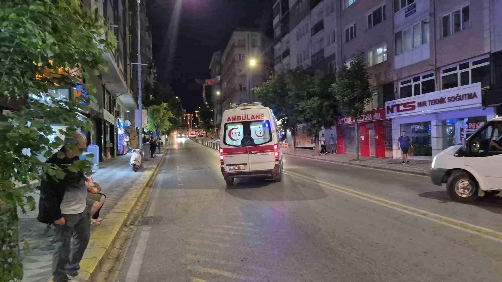 Önünü kaldırdıkları bisikletleri ile seyreden çocuklara çarpmamaya çalışırken yaralandı
