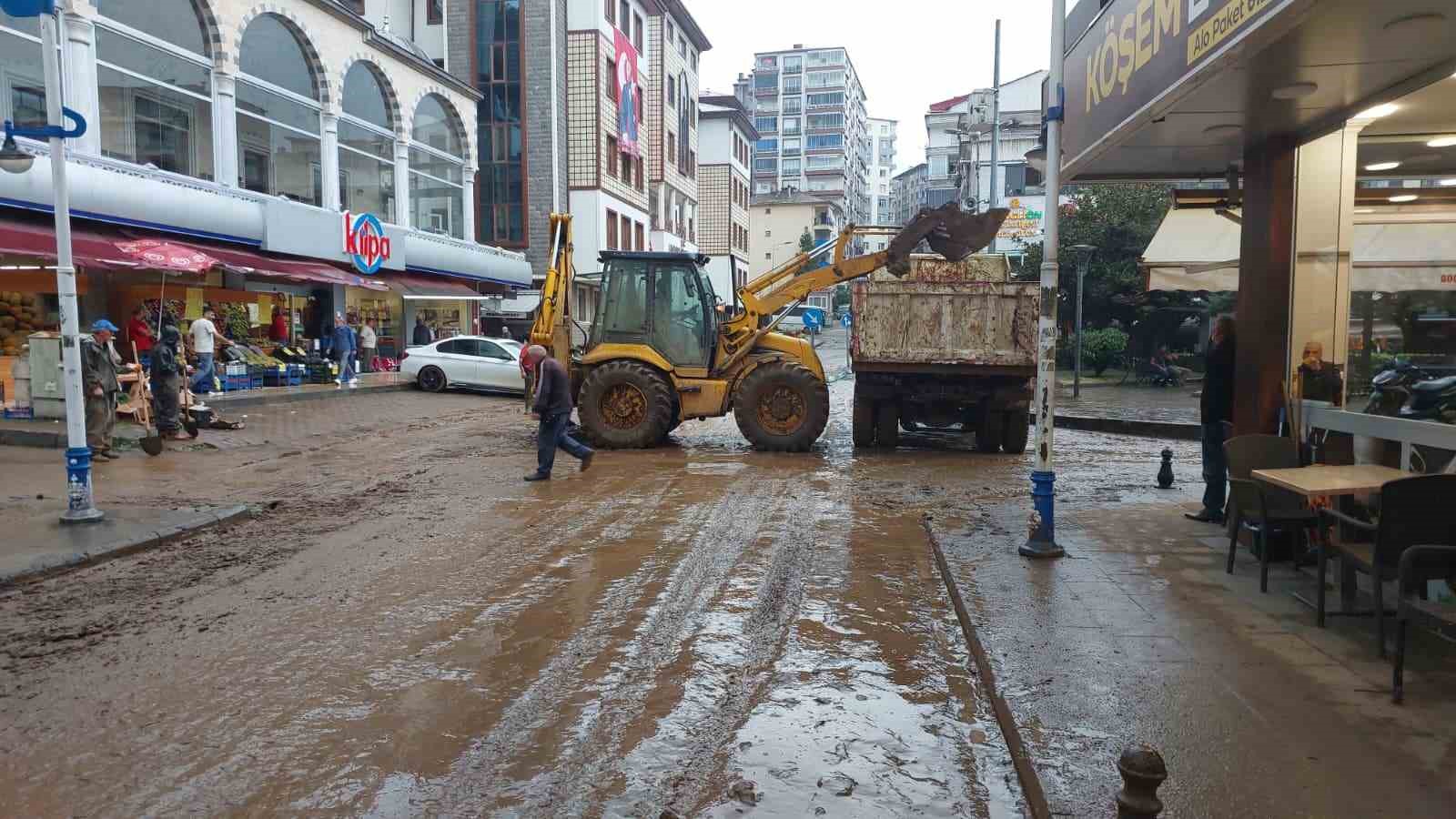Rize’nin Pazar ilçesinde sel suları çekildi, iş yerlerinde temizlik çalışmaları sürüyor