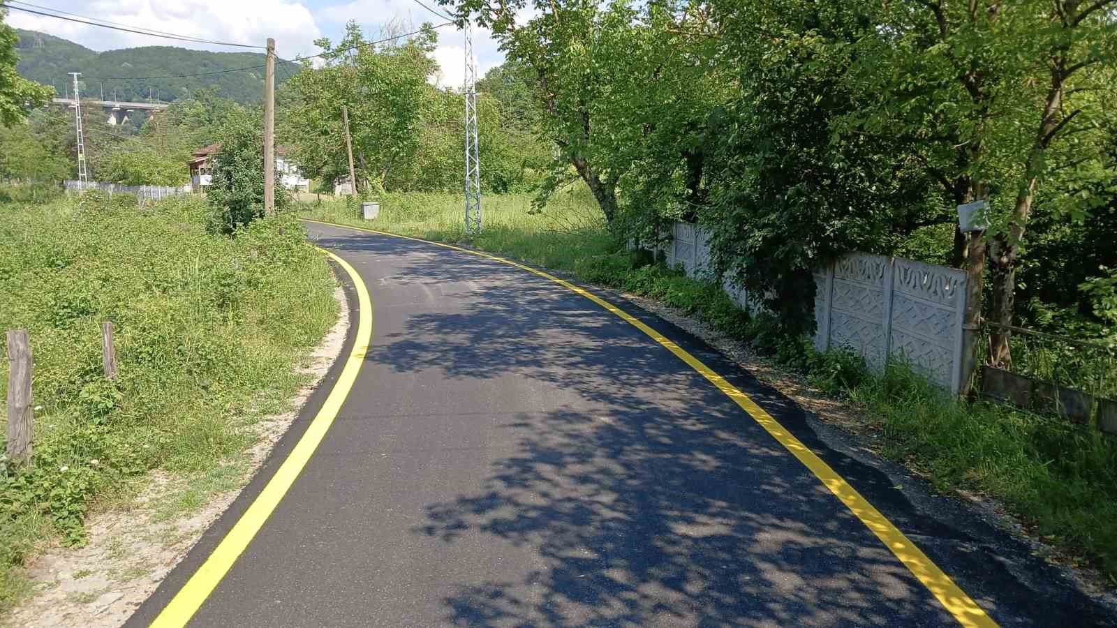 Düzce’de köylerde yol çizgi çalışmaları tamamlanıyor
