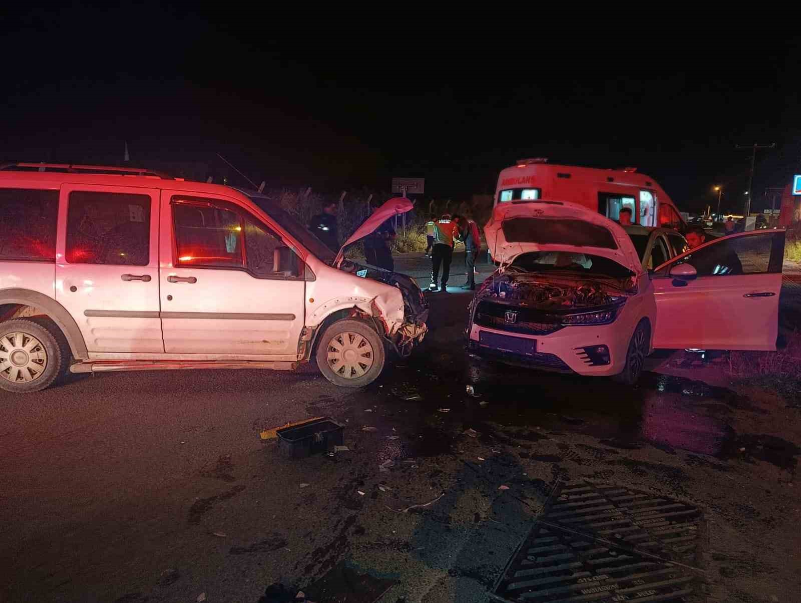 Tekirdağ&rsquo;da otomobil ile kamyonet &ccedil;arpıştı: 4 yaralı