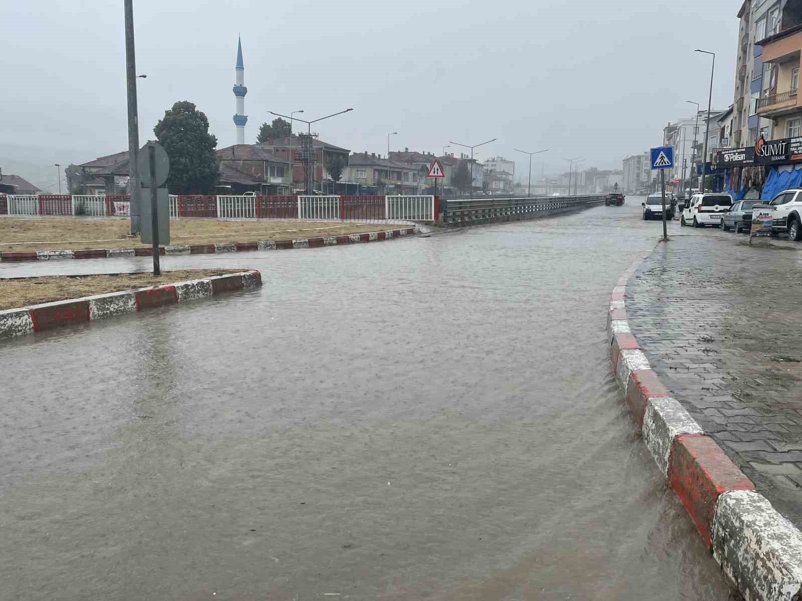 Kavak’ta sağanak yağış etkili oldu: Yollar göle döndü