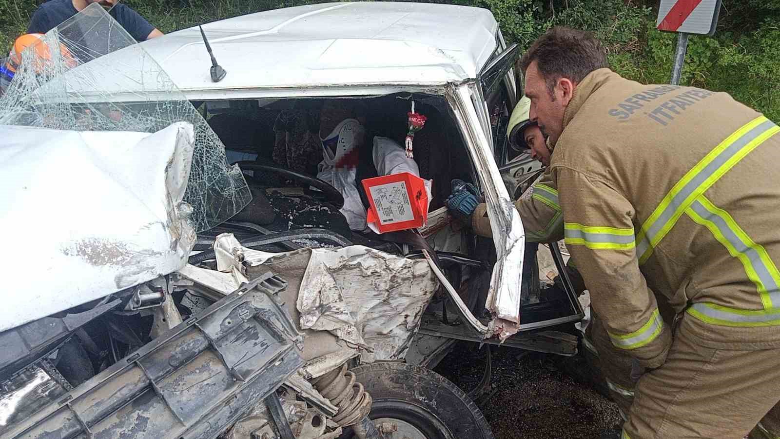 Otomobil tıra çarptı: 1’i ağır 3 yaralı