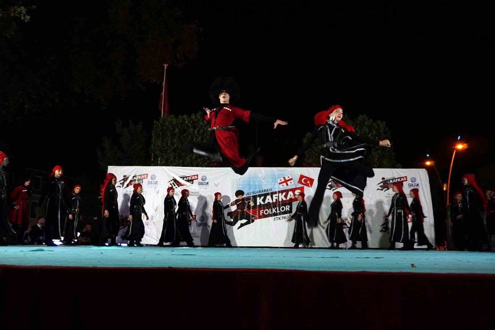 Gölcük’te folklor rüzgarı