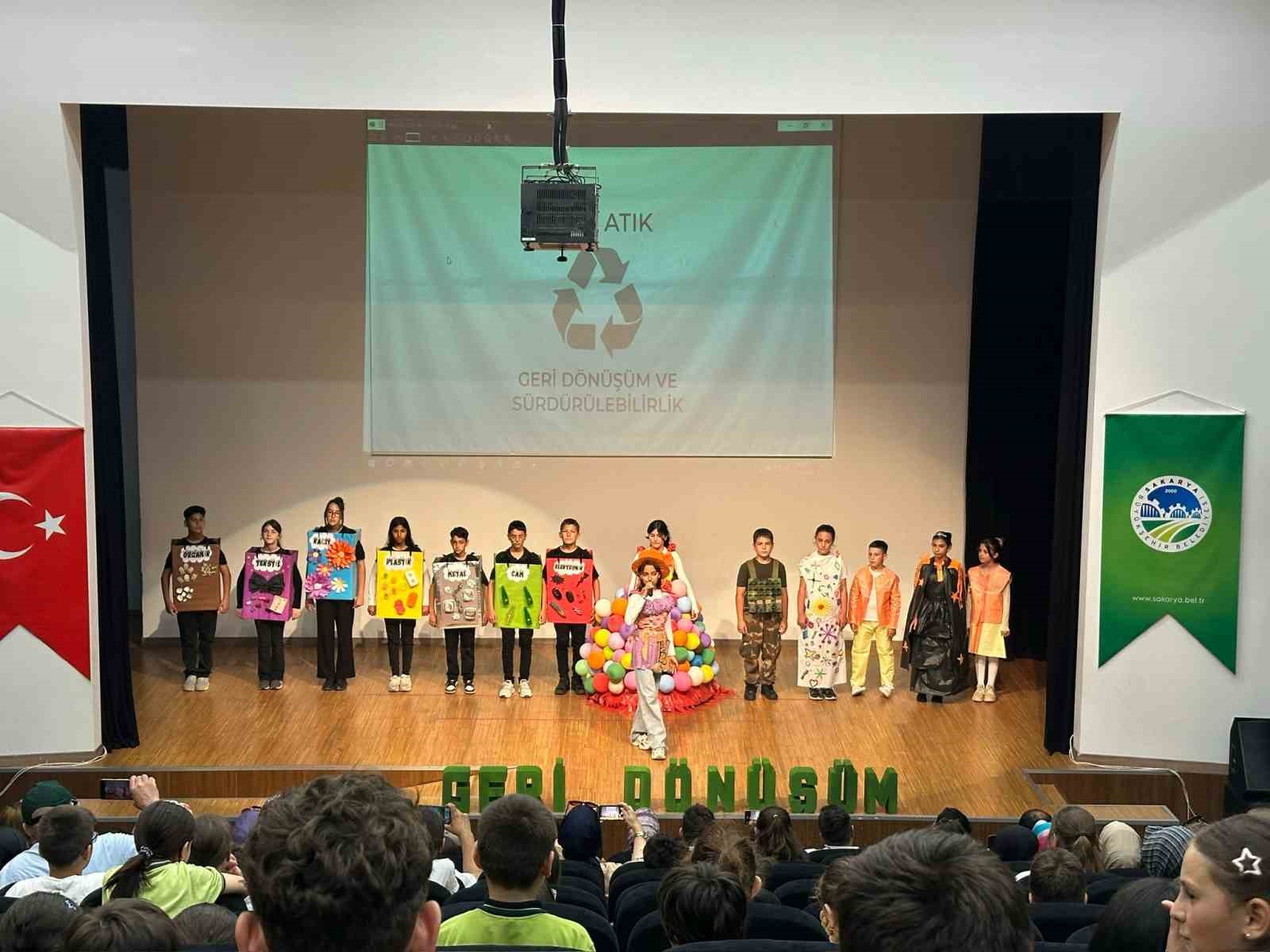 Minik &ouml;ğrenciler, atıkları kıyafete ve sanat eserine d&ouml;n&uuml;şt&uuml;r&uuml;p sergiledi