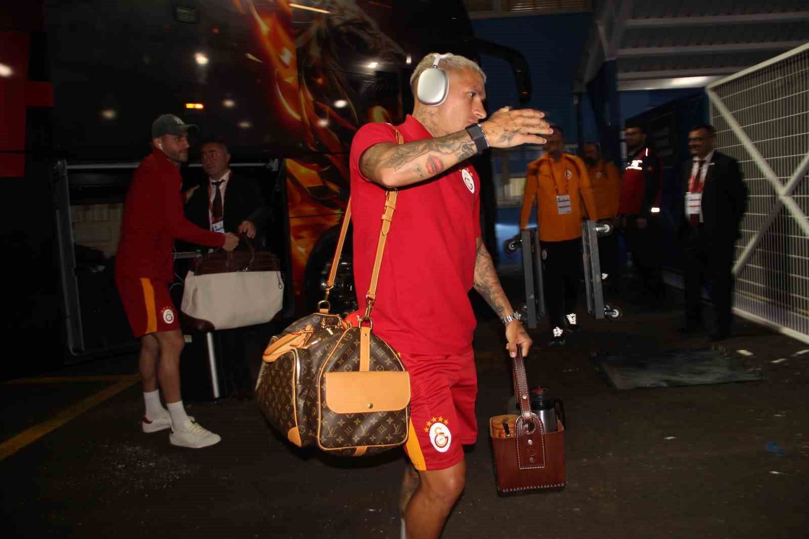Erzurumspor FK-Galatasaray maçı öncesi takımlar stadyuma geldi