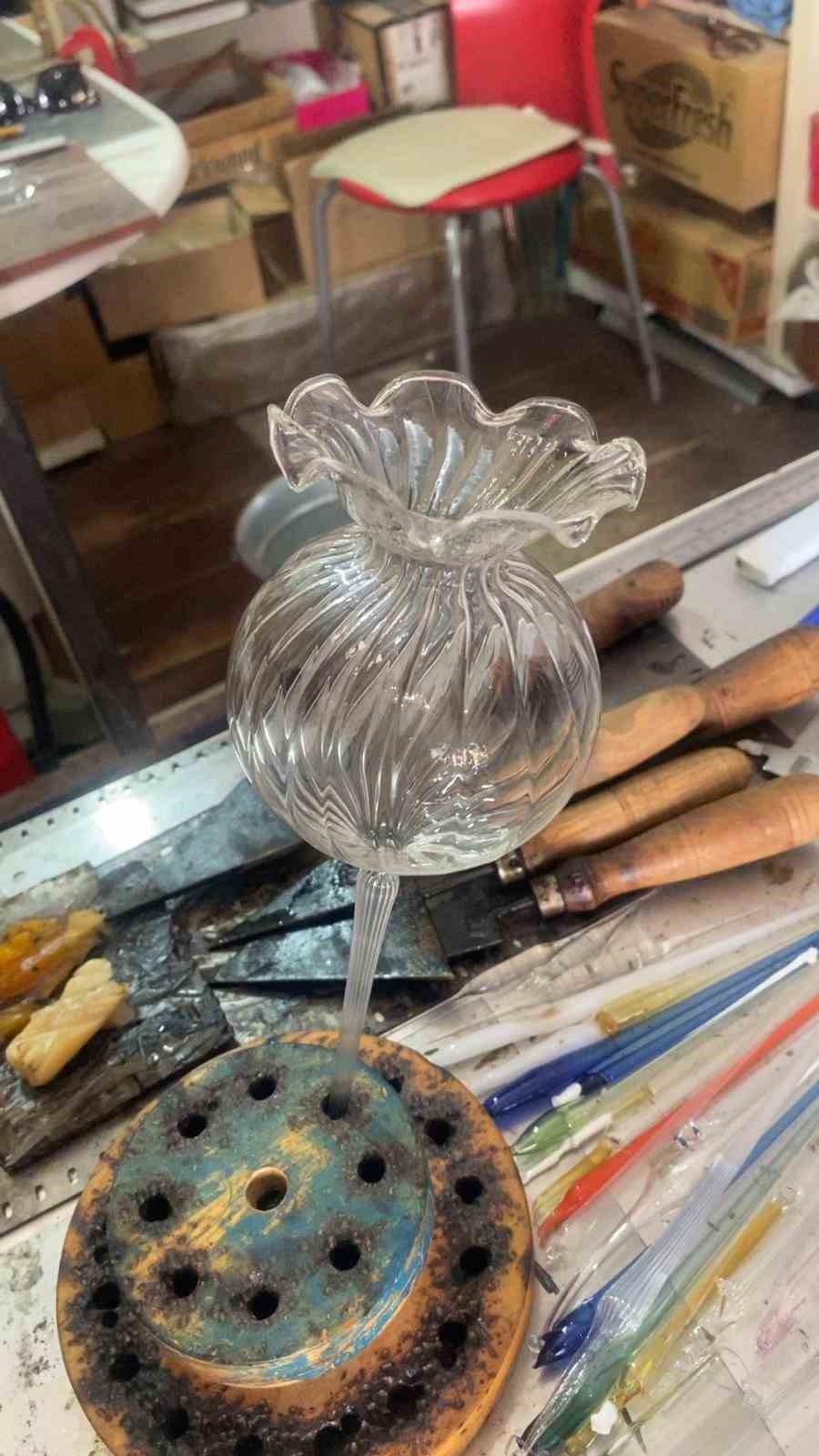 70 yaşındaki adam laboratuvar için ürettiği camları şimdi sanat için şekillendiriyor
