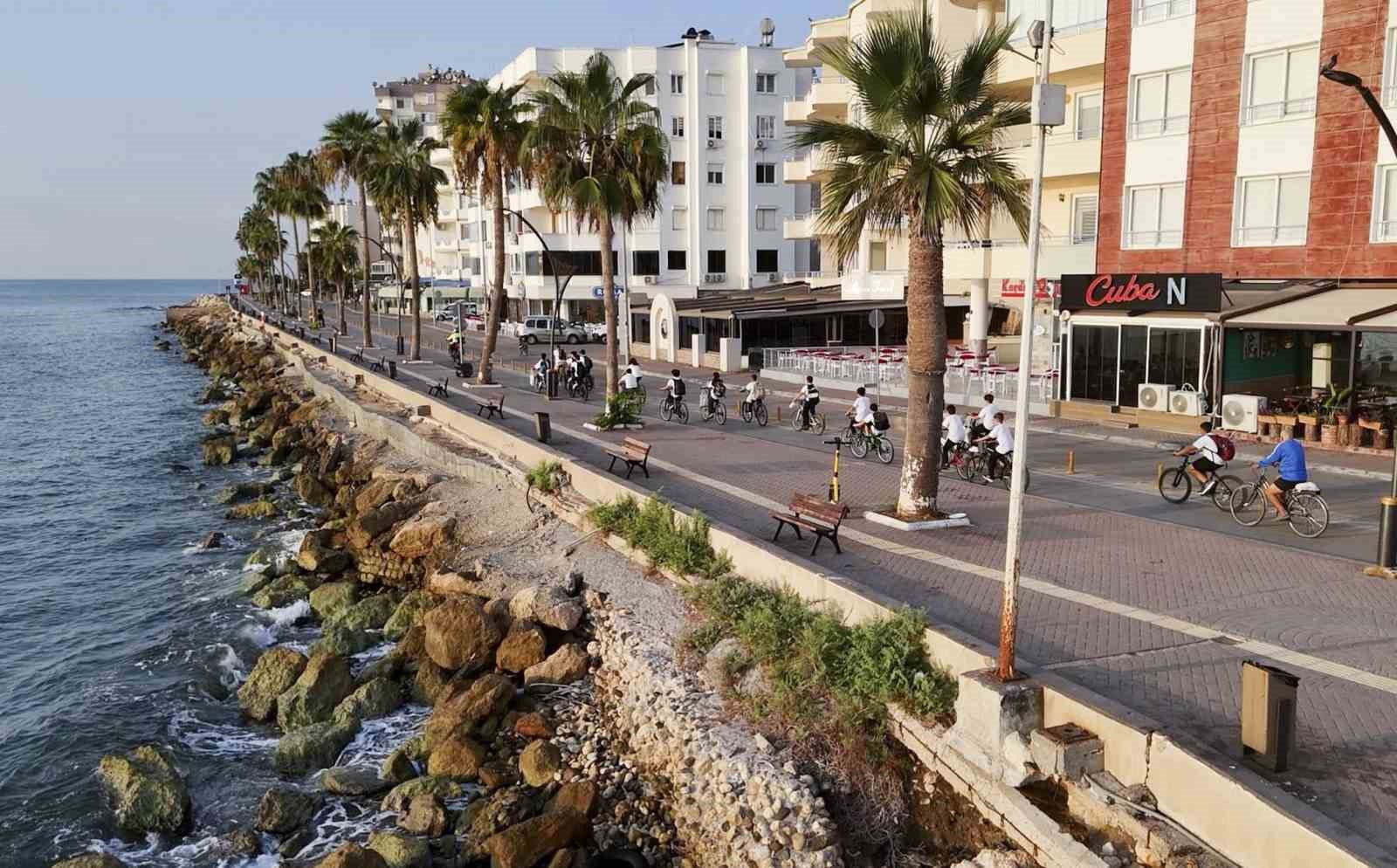 Mersin’de öğrenciler okula pedal çevirerek gitti