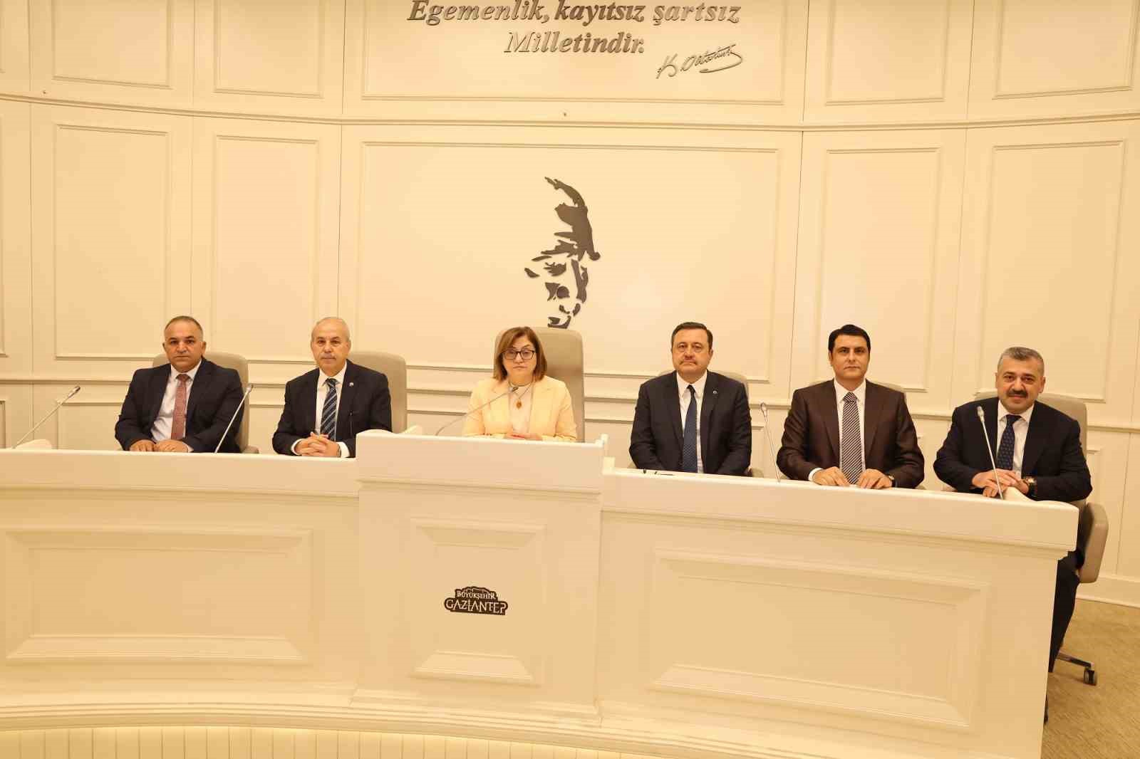 Şahin, Şehitkamil muhtarlarıyla bir araya geldi