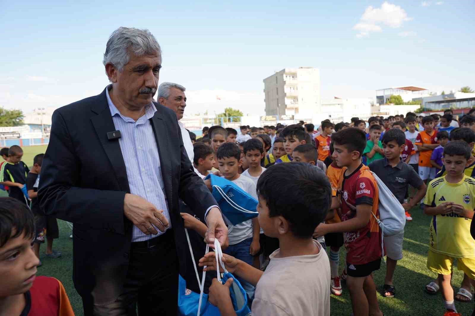 Kahta Belediyesi’nden yaz spor okulları öğrencilerine forma desteği