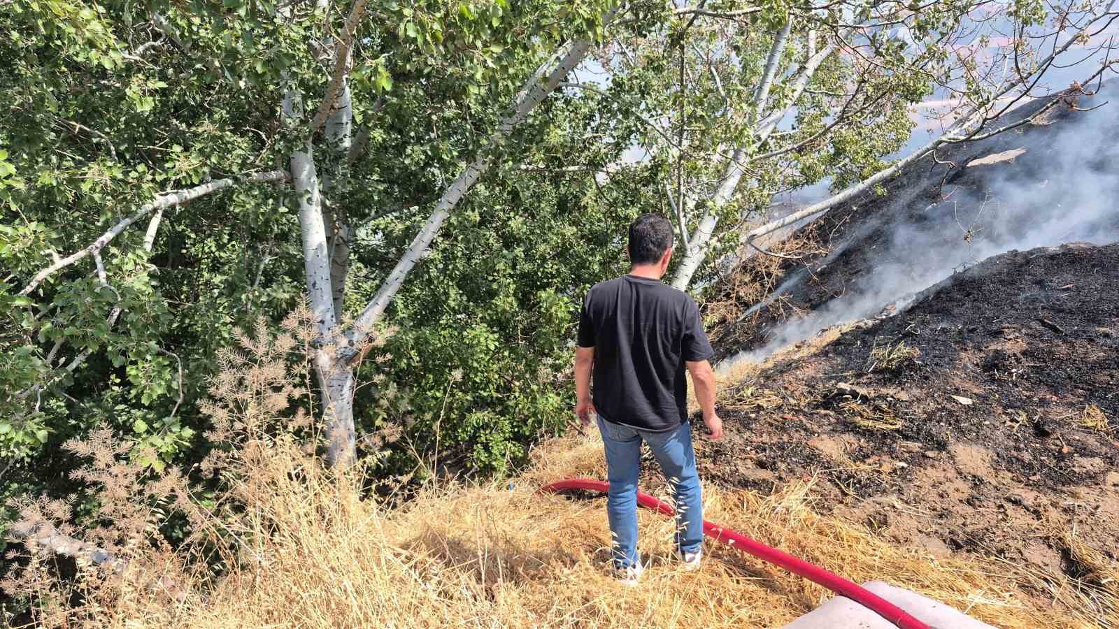 Okul ile sağlık ocağı arasındaki otluk arazideki yangın itfaiye ekiplerince büyümeden söndürüldü