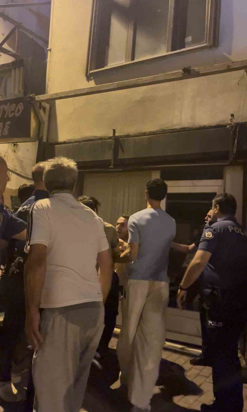 Polisin yanında bile durmadılar&hellip; Tarihi Arapş&uuml;kr&uuml; Sokağı&rsquo;nda kavga kamerada