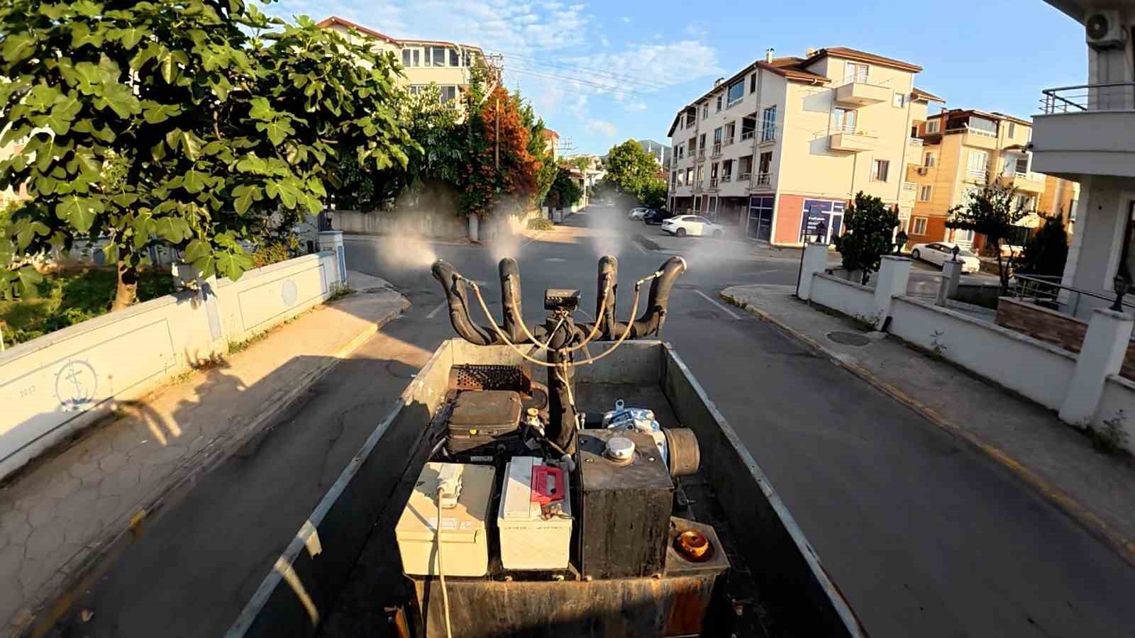 Başiskele’de sinek ve haşerelere karşı ilaçlama çalışmaları sürüyor