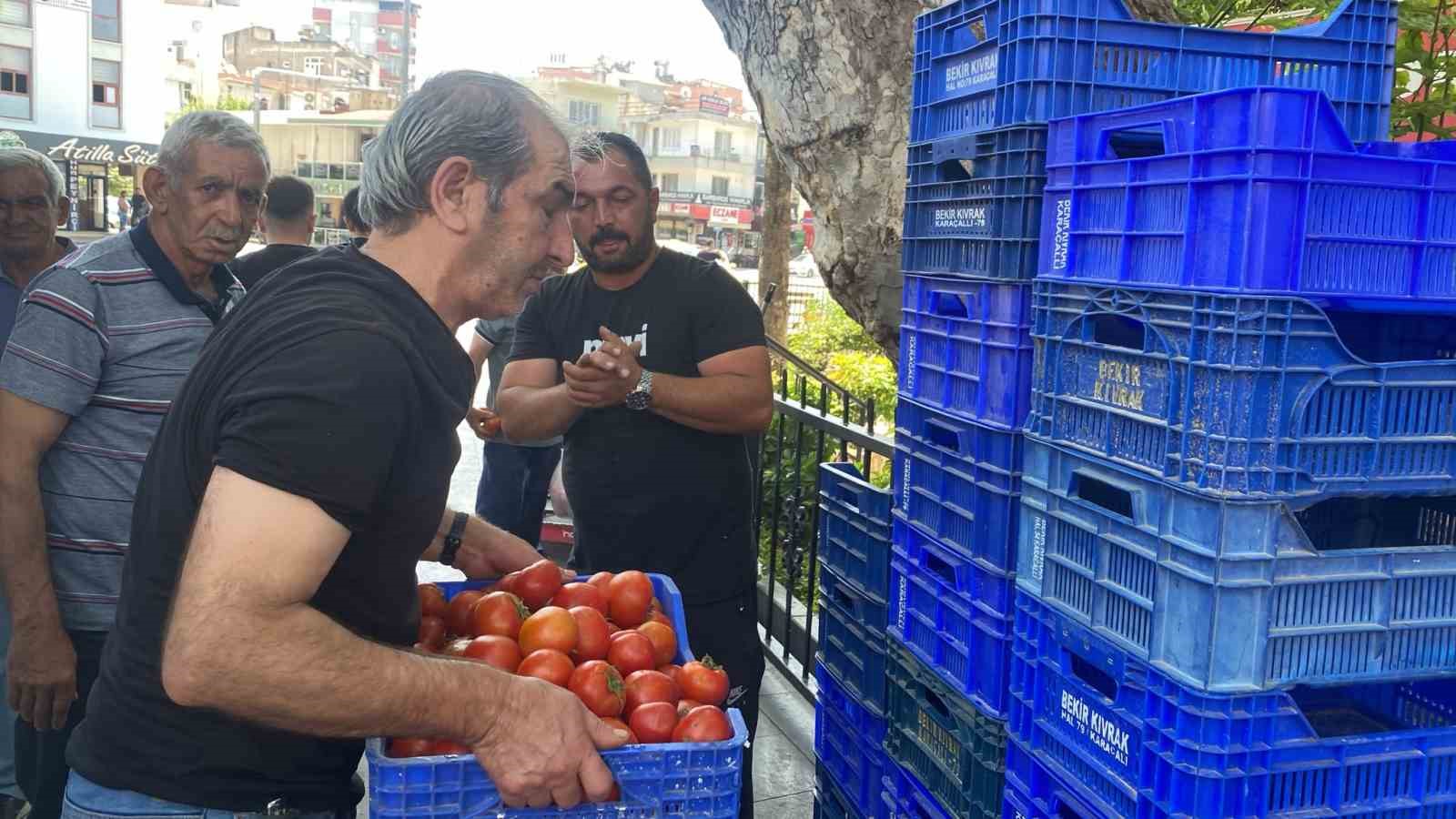 Halde alıcı bulamadığı 4 ton domatesi vatandaşlara ücretsiz dağıttı