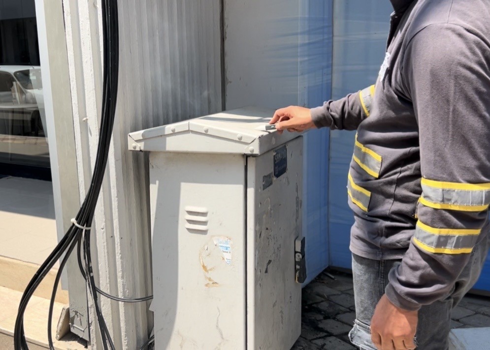 Trafoda yangın çıktı, vatandaşlar ATM’den para çekmeye devam etti