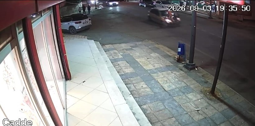 Otomobil ile bisikletin çarpıştığı kaza kamerada