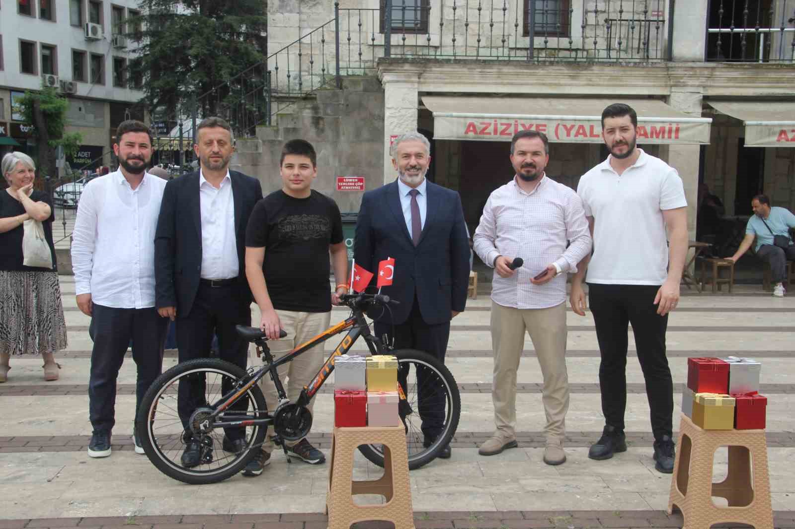 Ordu&rsquo;da yaz Kur&rsquo;an kursu &ouml;ğrencilerine bisiklet ve paten hediye edildi