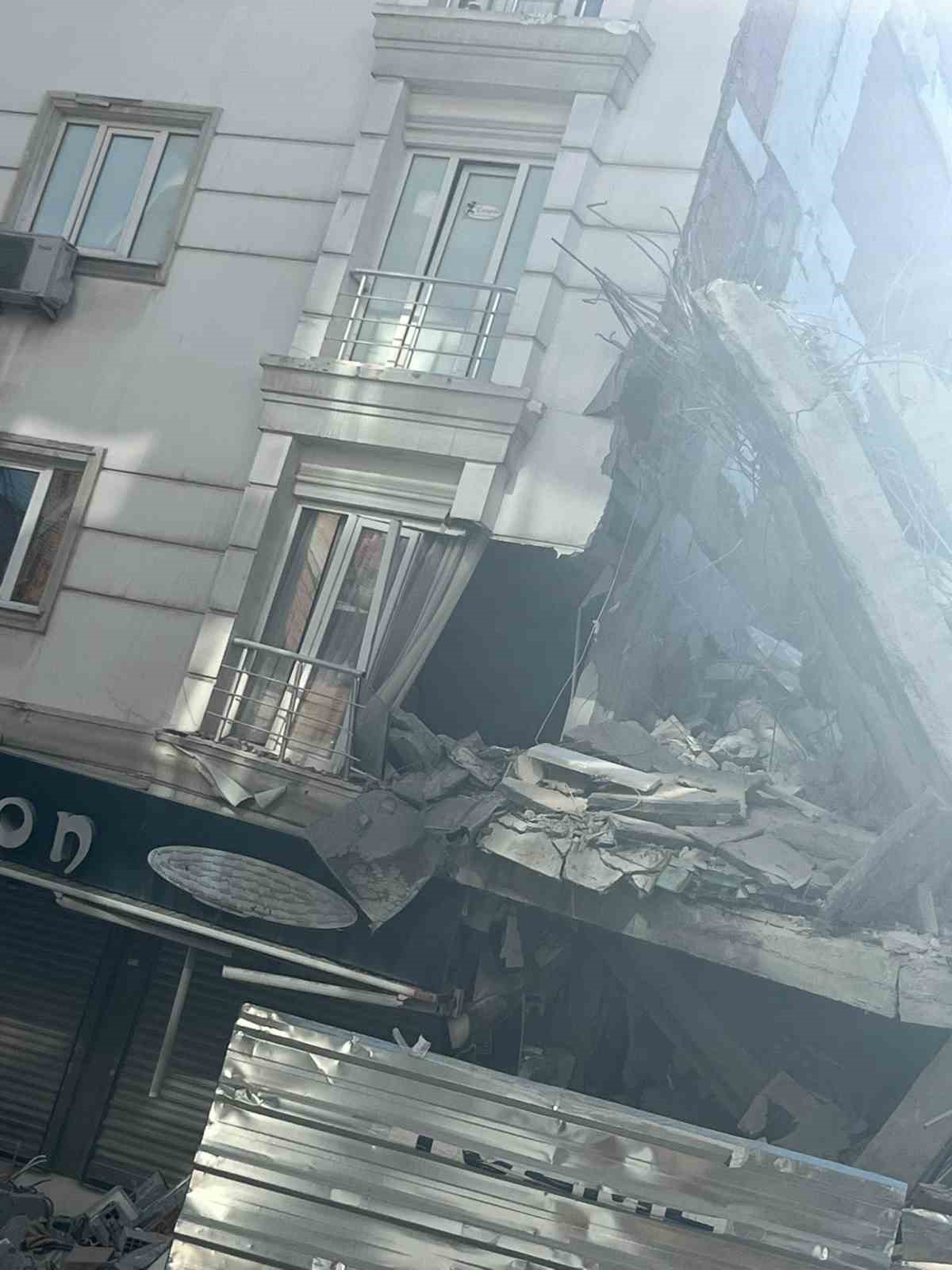 Bah&ccedil;elievler&rsquo;de yıkım sırasında kopan par&ccedil;alar, bitişikteki binaya zarar verdi