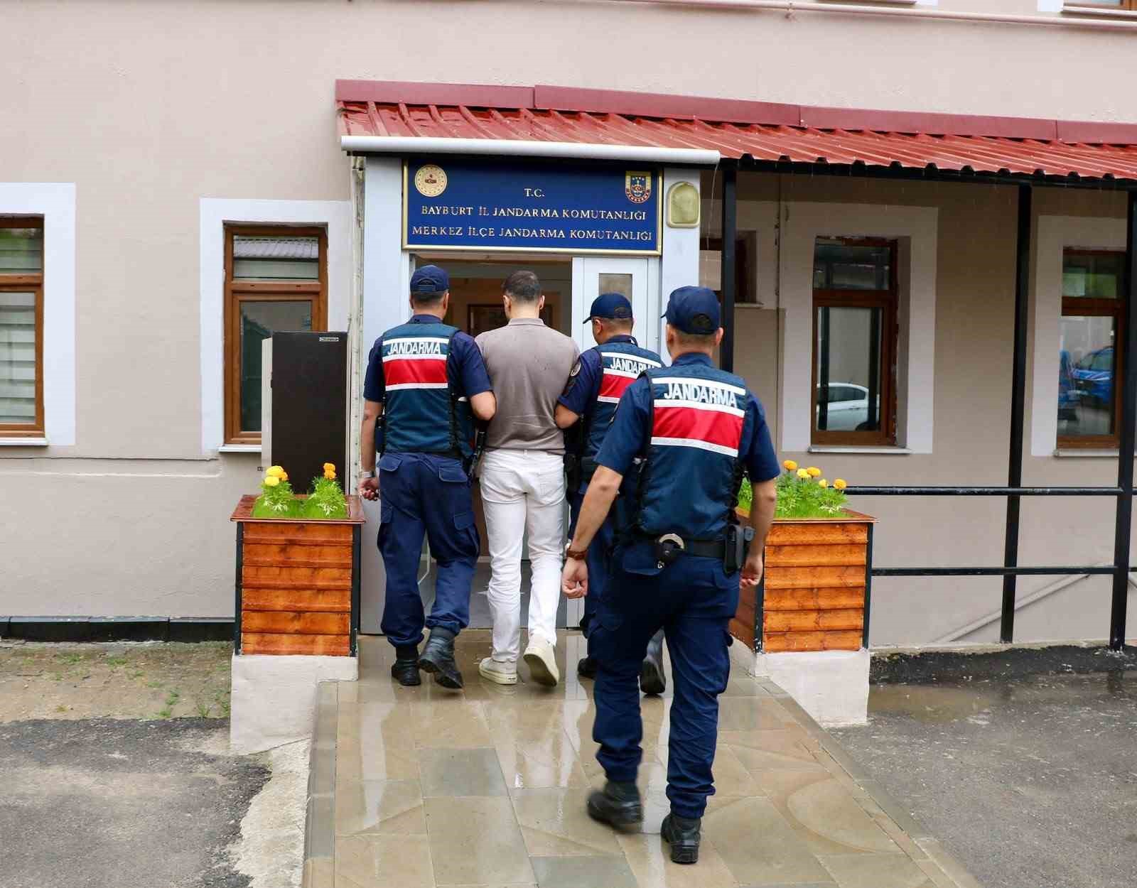 Bayburt&rsquo;ta 4 yıl hapis cezası bulunan firari h&uuml;k&uuml;ml&uuml; yakalandı