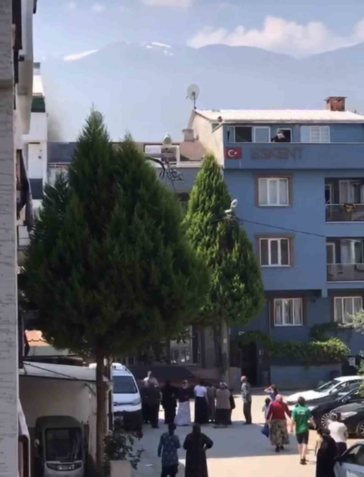Bursa’da çatı yangını büyümeden söndürüldü