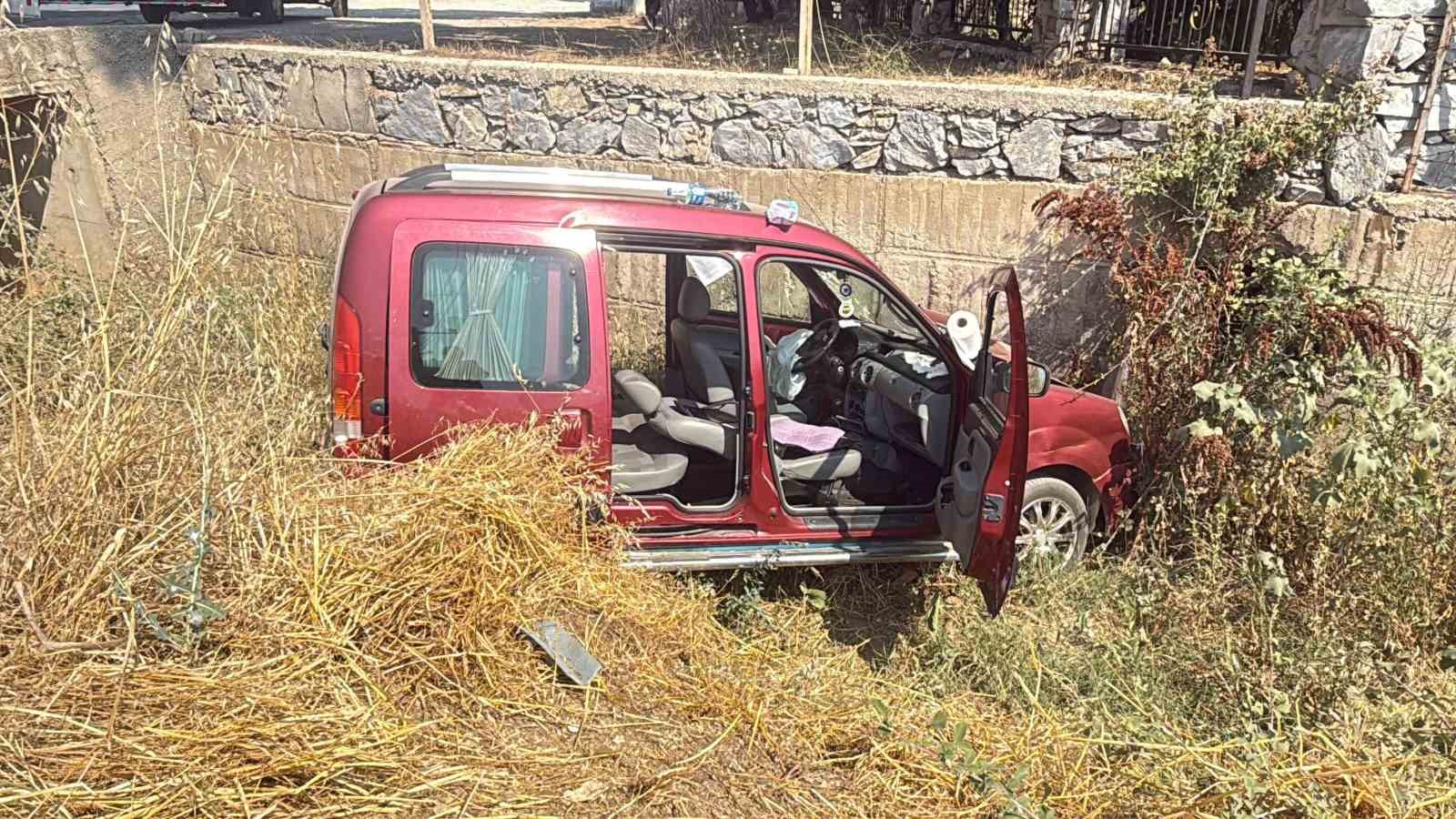 Menteşe&rsquo;de ticari ara&ccedil; dere yatağına u&ccedil;tu: 2 yaralı