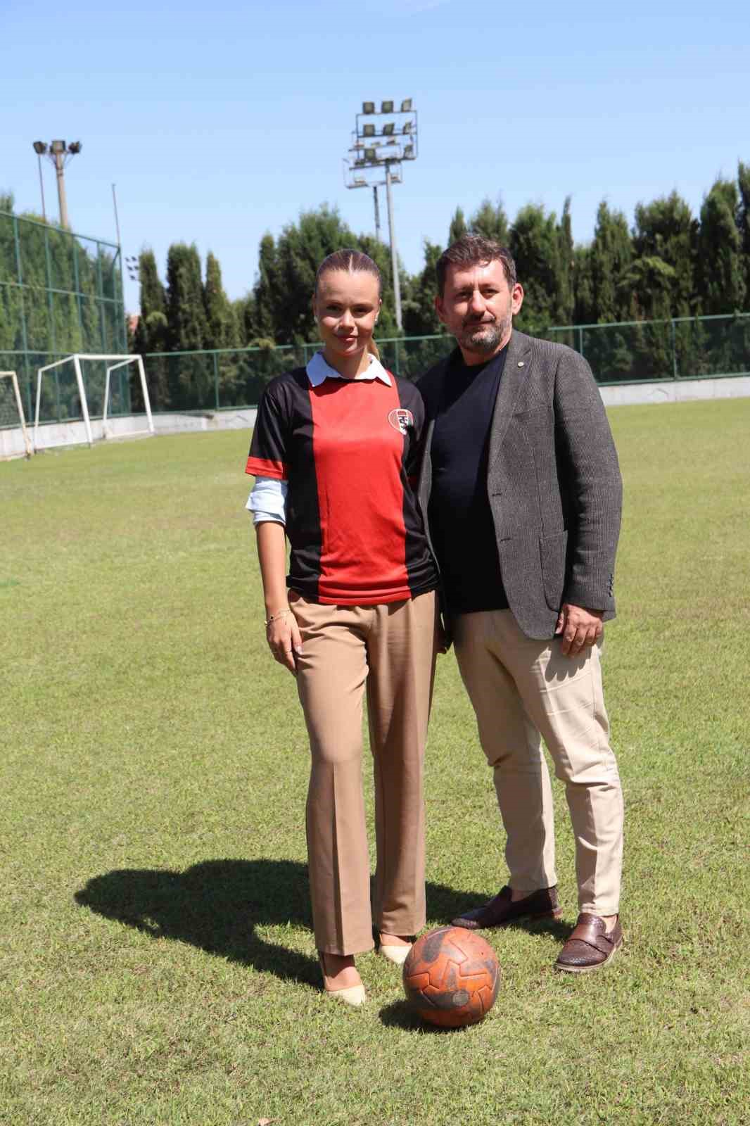 22 yaşındaki Zeynep Mestan, Turgutluspor’un teknik direktörü oldu