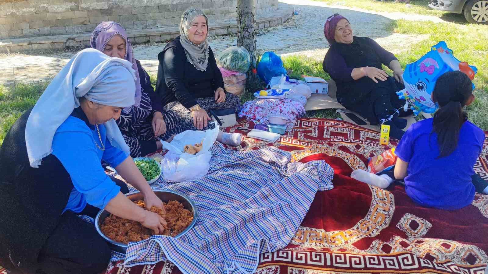 Yenifakılı’da uçurtmalar gökyüzünü renklendirdi
