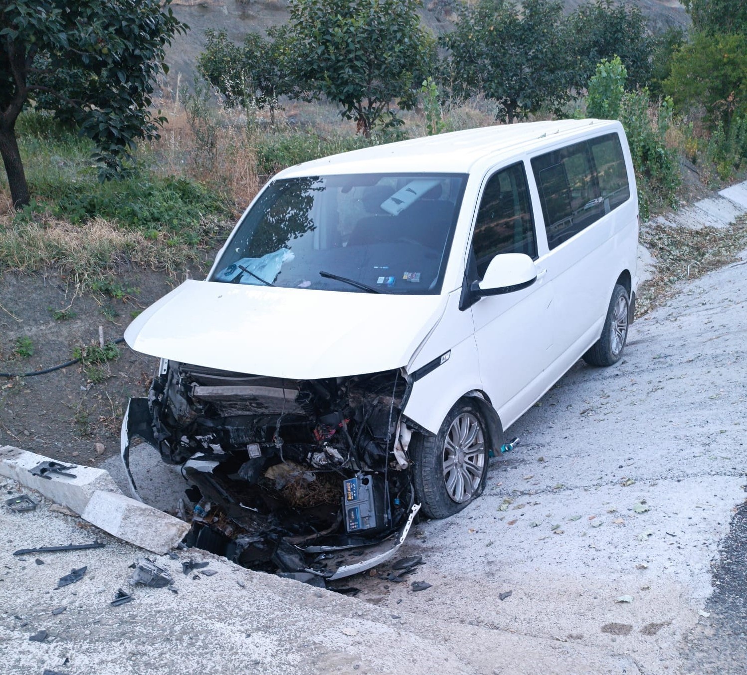 Menfeze çarpan araç sürücüsü yaralandı