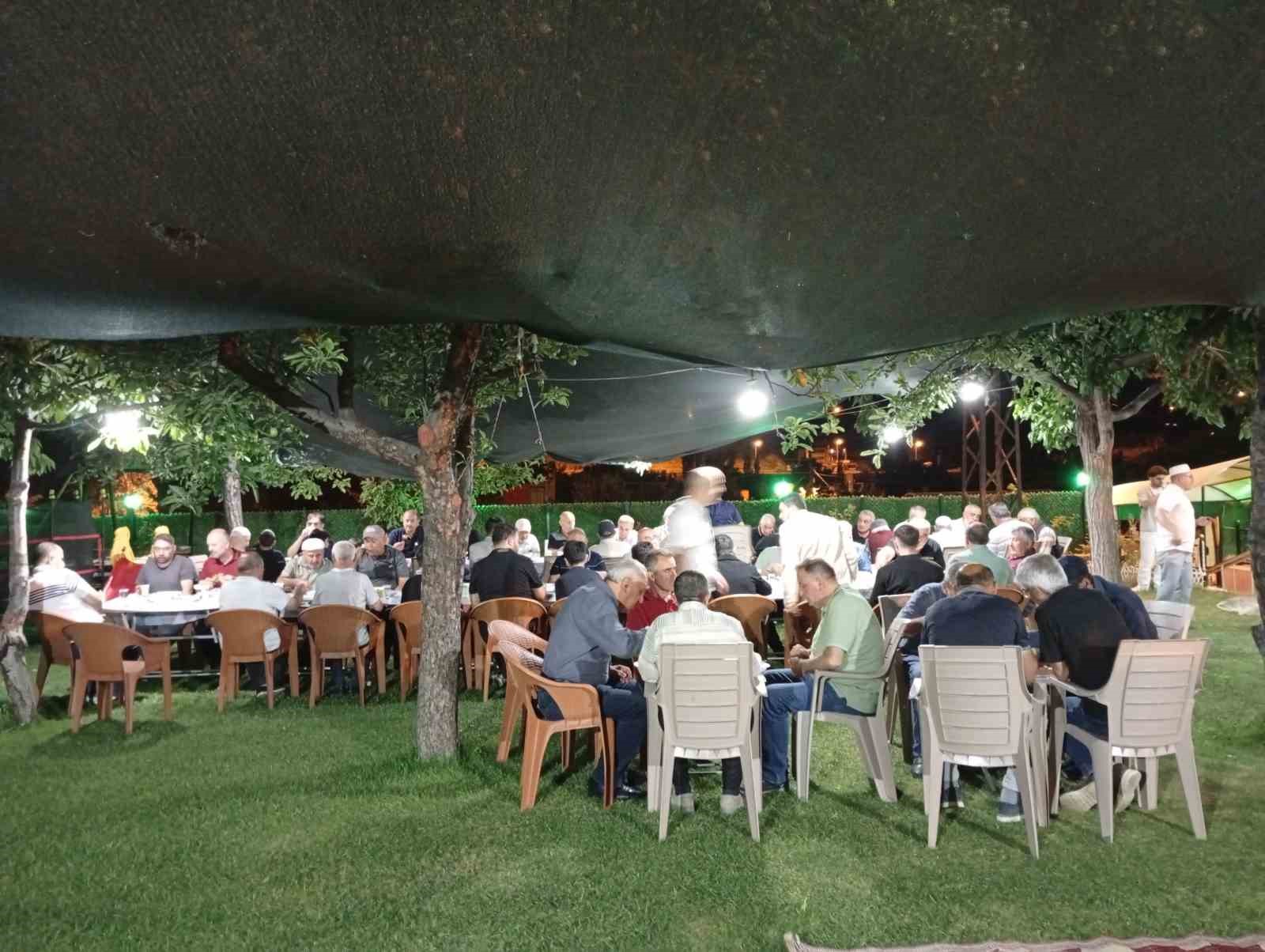 Bu cami yatsı namazlarında dolup taşıyor
