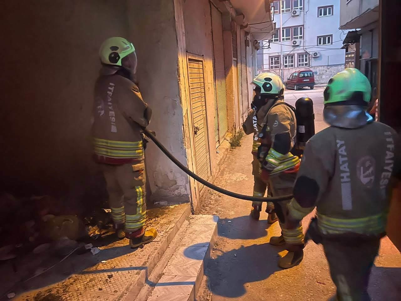 Antakya’da metruk iş yerinde yangın çıktı
