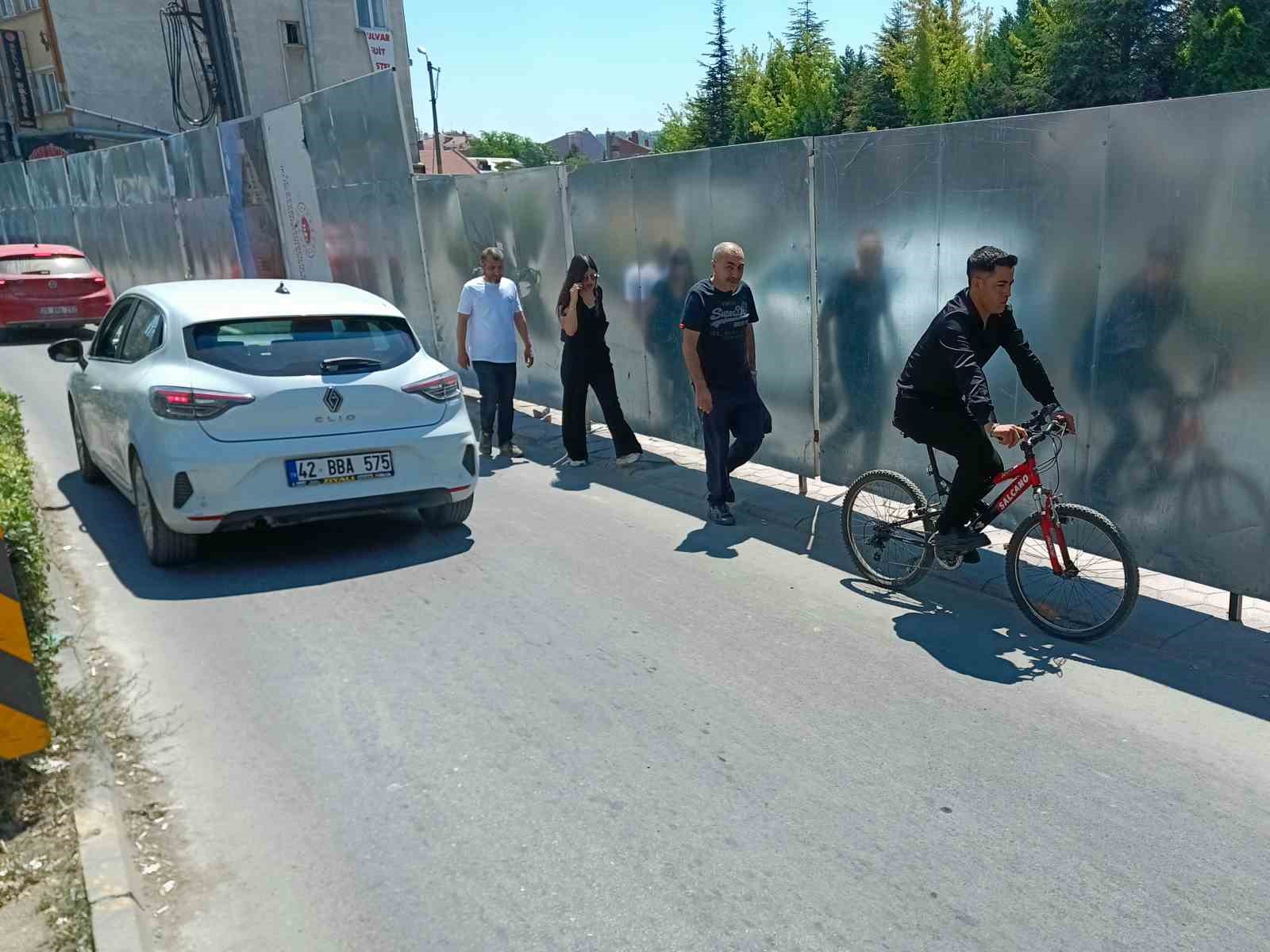 İnşaat paravanı kaldırımı kapattı, yayalar trafiğin ortasında kaldı