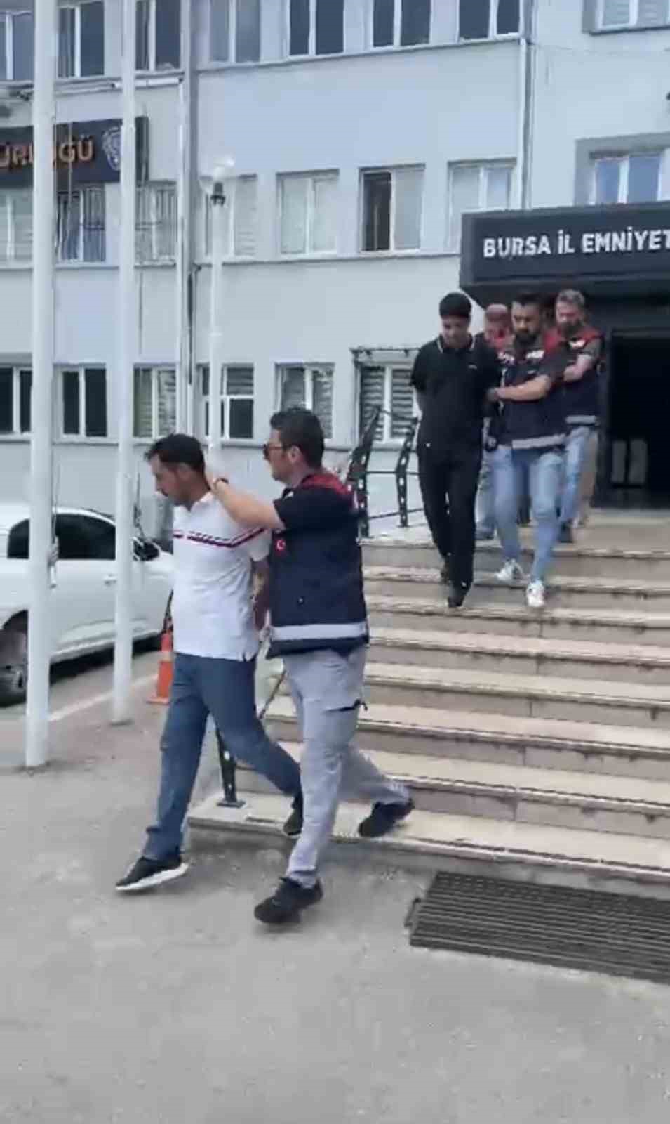 İş ve burs vaadiyle hesap avına &ccedil;ıkan şebekeye film gibi operasyon: Polis &rsquo;ikinci kişi&rsquo; rol&uuml;ne girip &ccedil;&ouml;kertti
