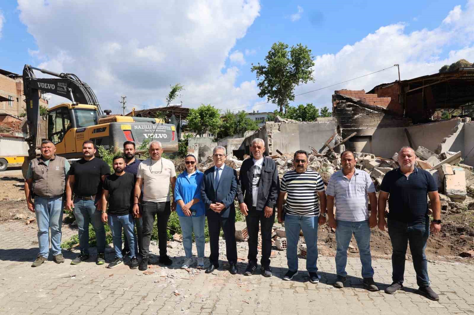 Nazilli’de 25 metruk bina yıkıldı