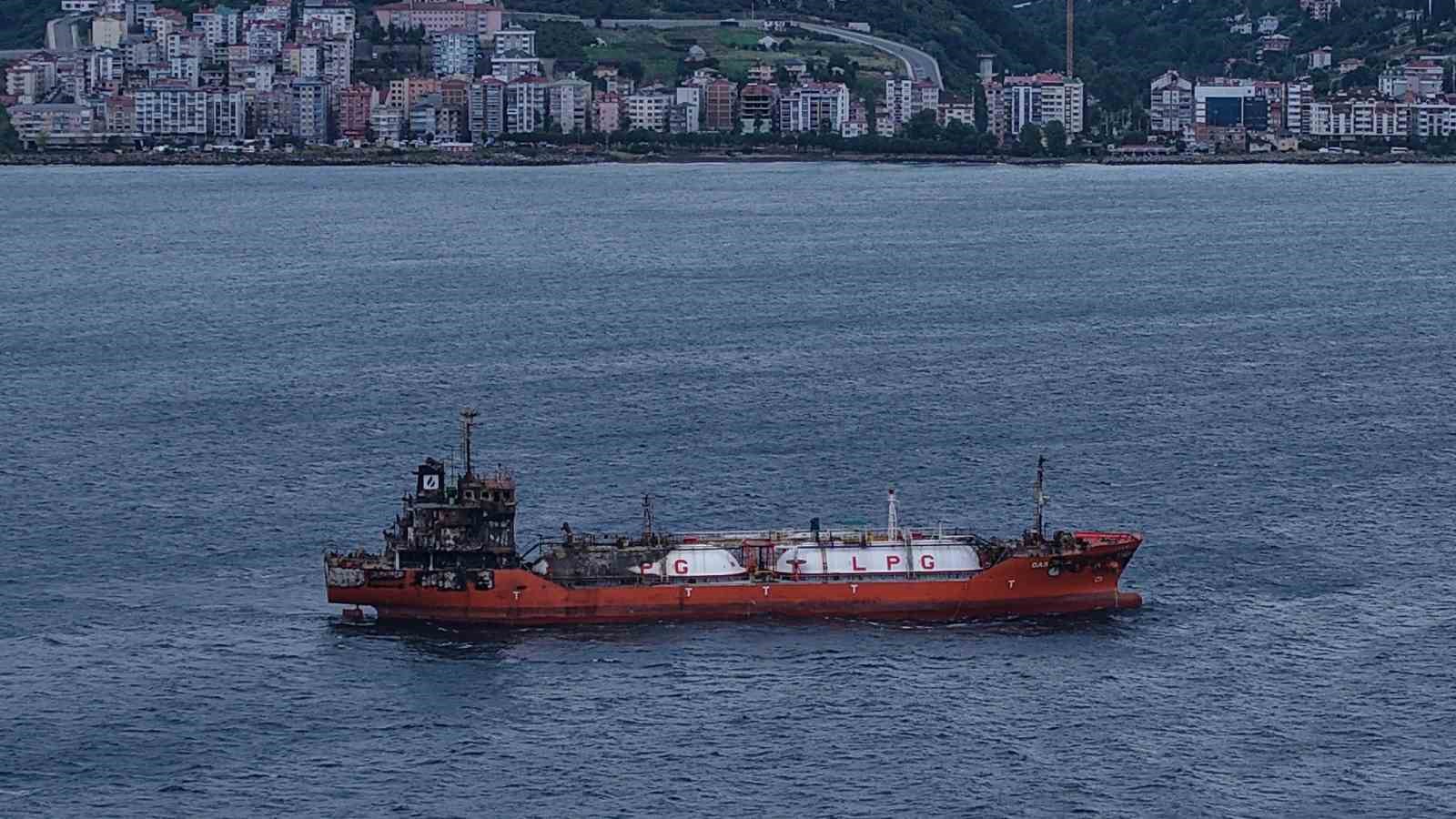 Karadeniz’de dron saldırılarında hasar alan bir gemi daha Trabzon’a geldi