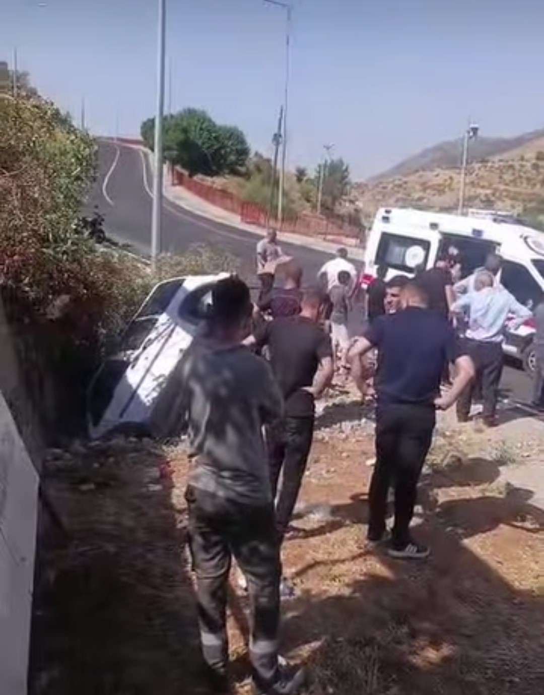 Batman’da kafa kafaya çarpışan araçlardan biri çukura düştü