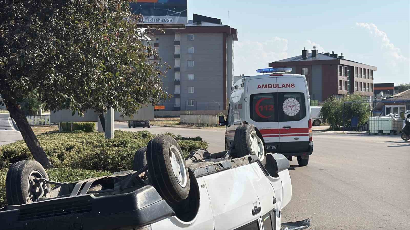 Takla atan Tofaş refüje devrildi: 2 yaralı