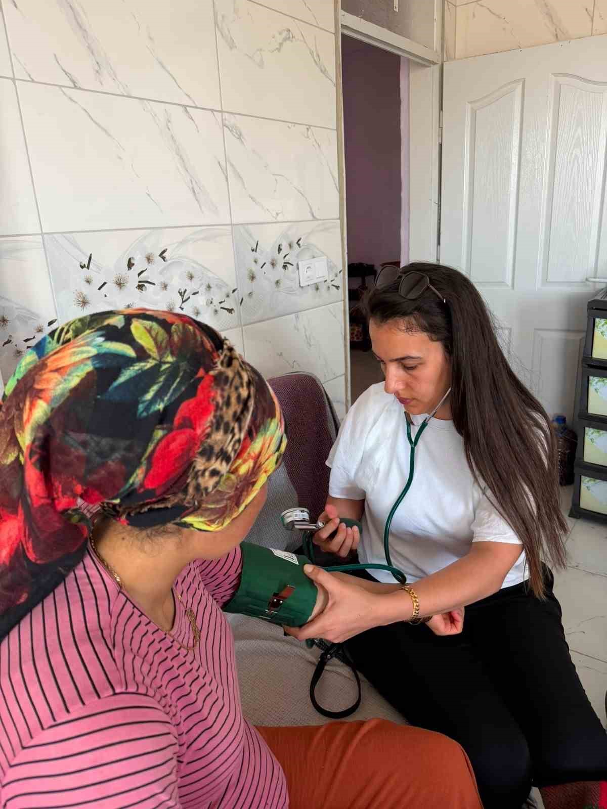 Yayladağı’nda "Her Gebeye Bir Ebe" uygulamasıyla ev ziyaretleri sürüyor