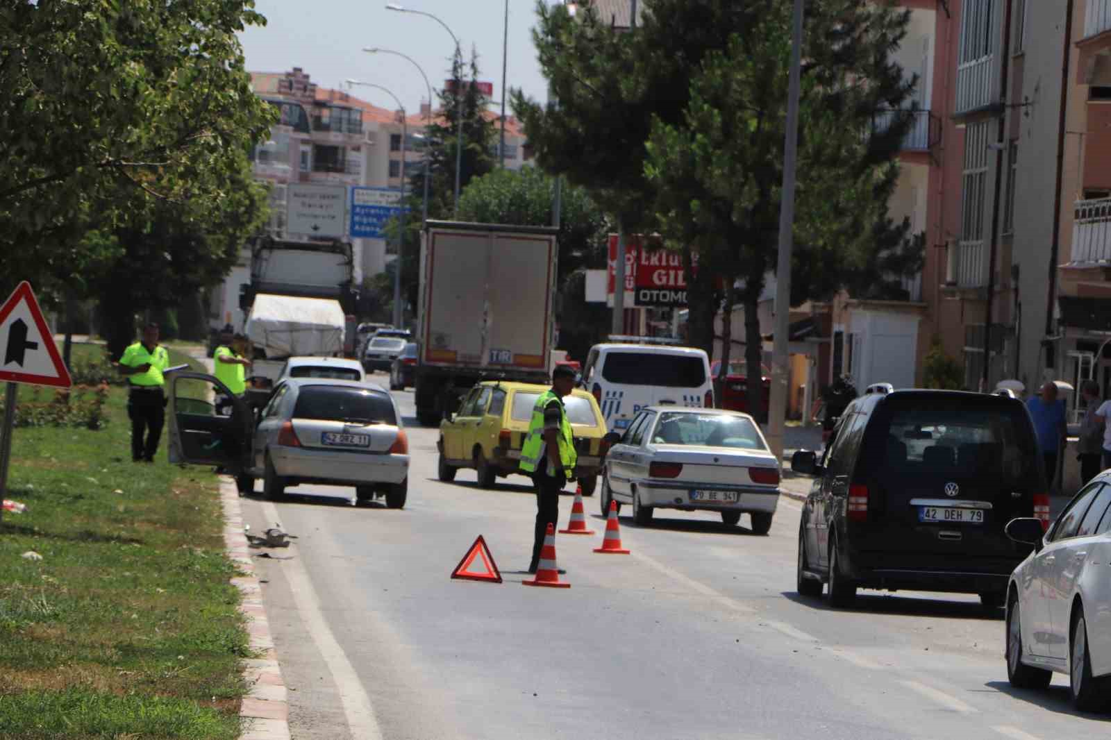 Otomobil tıra arkadan &ccedil;arptı: 1&rsquo;i ağır 3 yaralı