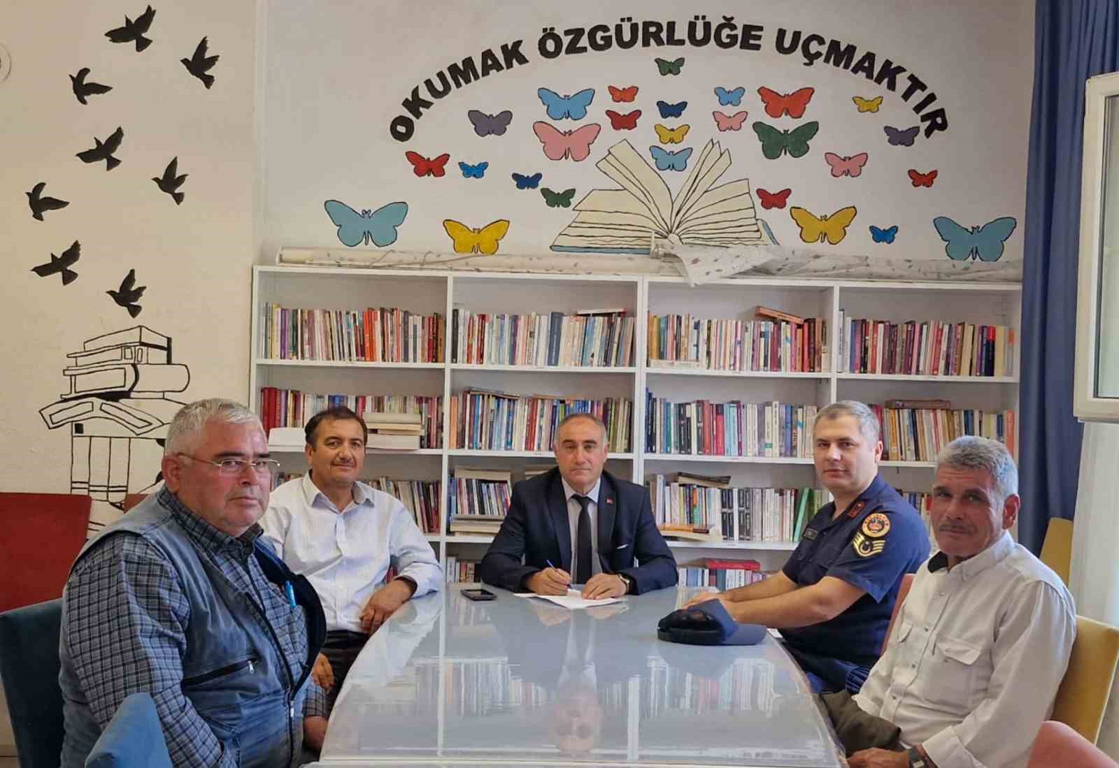 &Ccedil;ivril&rsquo;de jandarma &ouml;ğrenci g&uuml;venliği i&ccedil;in sahada