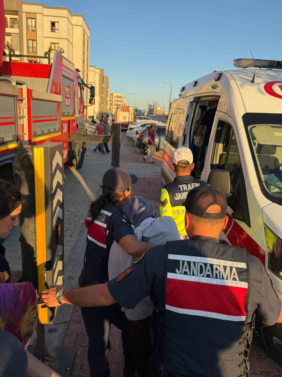 Balkon demirlerinde asılı kalan kadını, alt kattaki balkona tırmanarak kurtardı