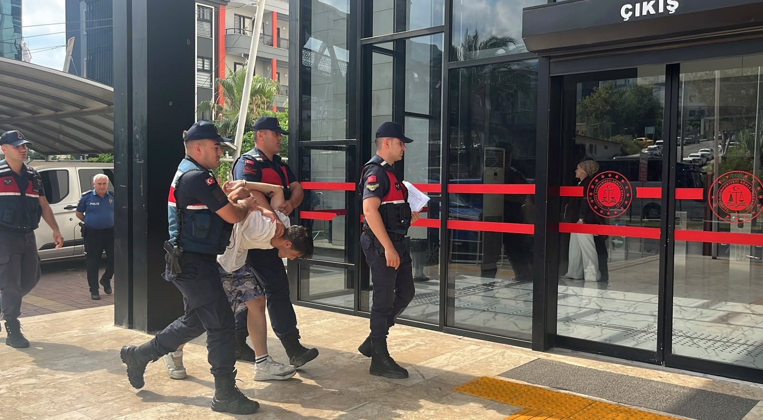 Antalya’daki zincirleme kapkaç ve gasp olayında marketteki kasiyer yaşadığı şoku anlattı