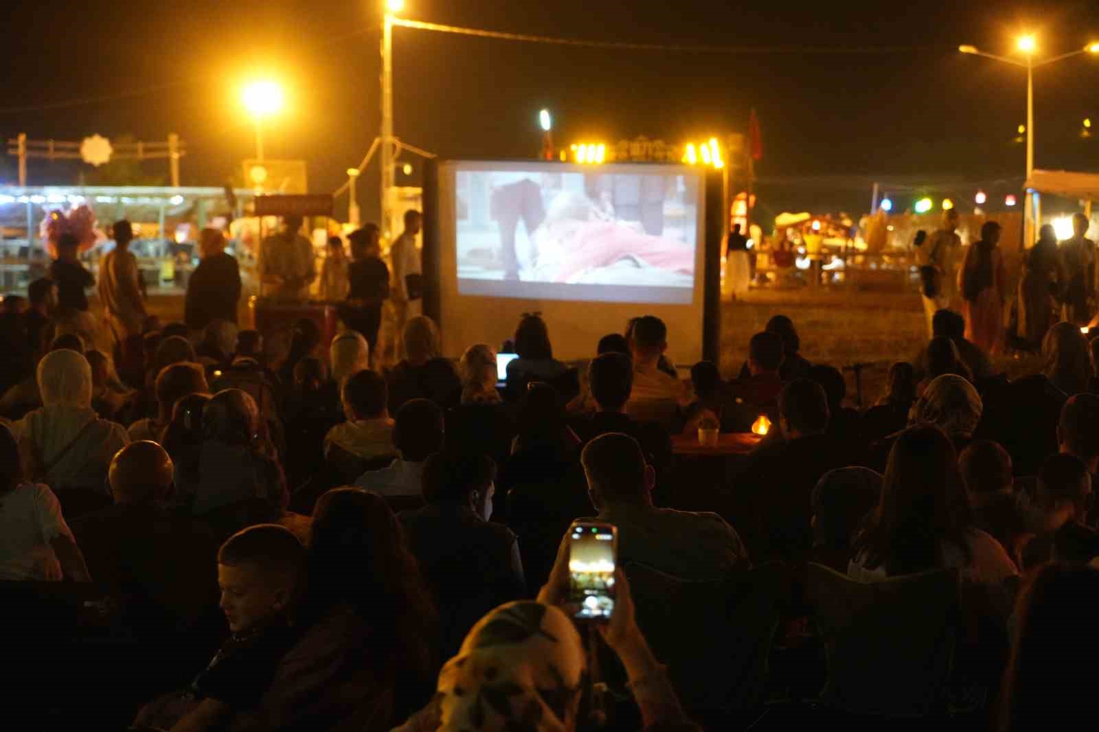 Muş’ta tarihi Murat Köprüsü’nde açık havada sinema keyfi