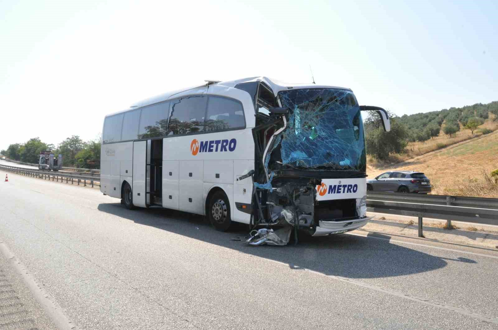 Manisa&rsquo;da yolcu otob&uuml;s&uuml; kamyona &ccedil;arptı: 1 &ouml;l&uuml;, 7 yaralı