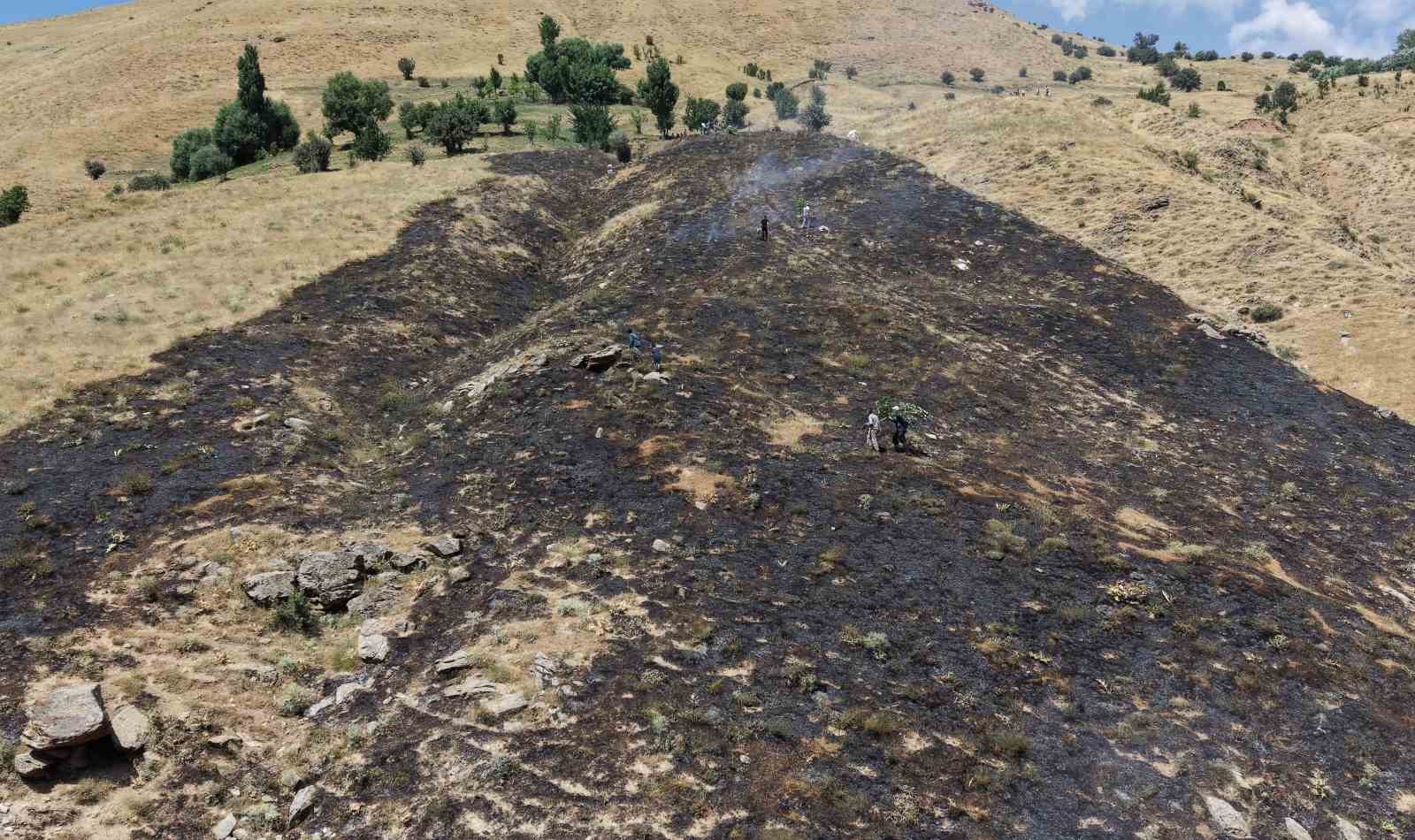 Bitlis’te çıkan örtü yangını itfaiye ve köylüler tarafından söndürüldü