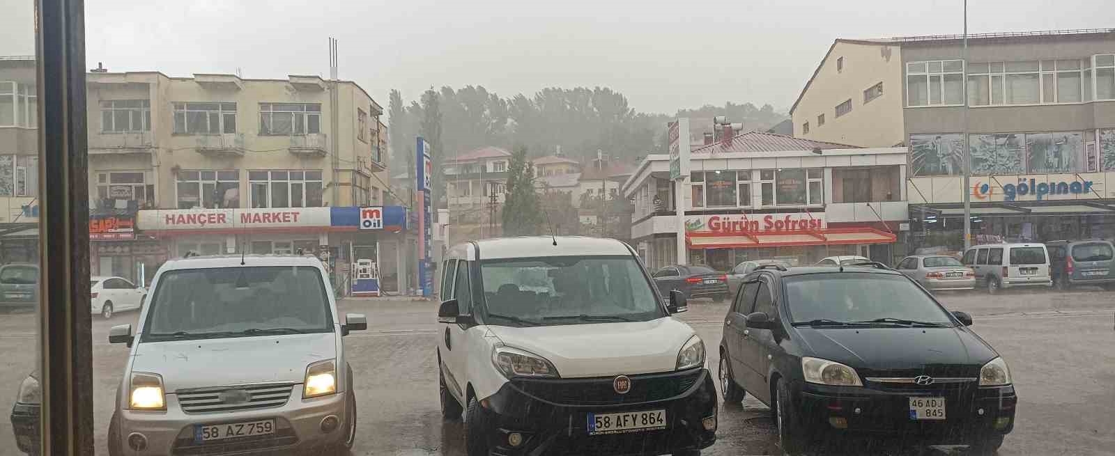 Sivas&rsquo;ta sağanak yolları g&ouml;le &ccedil;evirdi, s&uuml;r&uuml;c&uuml;ler zor anlar yaşadı