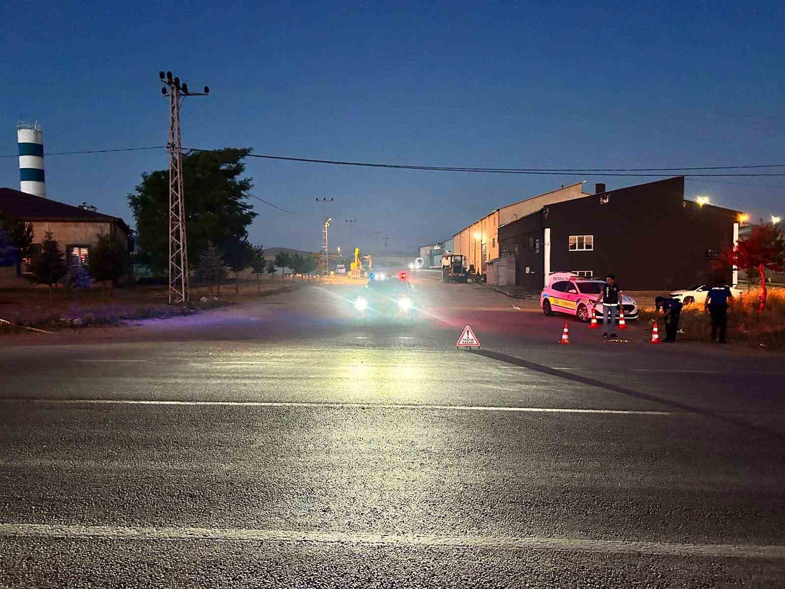 Kaza sonrası olay yerinden kaçmak isteyen şahıs, minibüsü vatandaşların ve polisin üzerine sürdü: 1 ölü, 1’i polis 2 yaralı