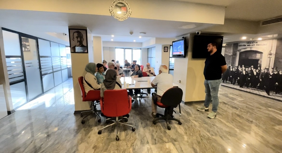 CHP Bursa İl Başkanı Yeşiltaş’ın görevden alınıp yerine Turgut Özkan’ın gelmesi üzerine partililer il binası girişine barikat kurdu